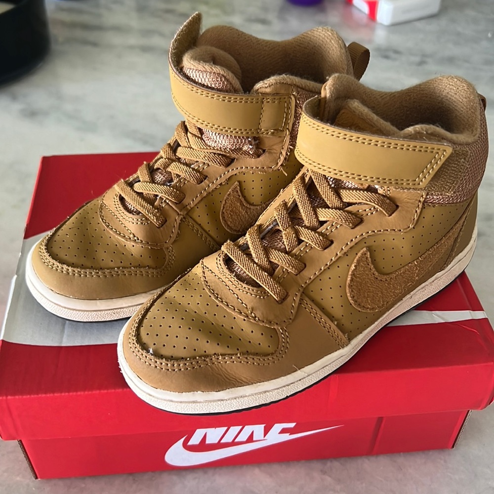 Nike Court Borough Mid